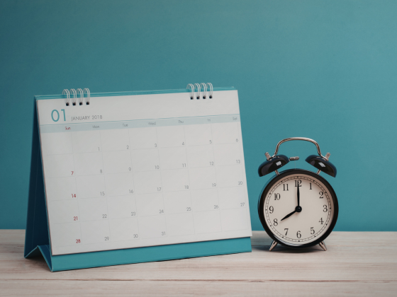 Весенний офис без визуального шума: настольные аксессуары, календари и органайзеры в фирменном стиле