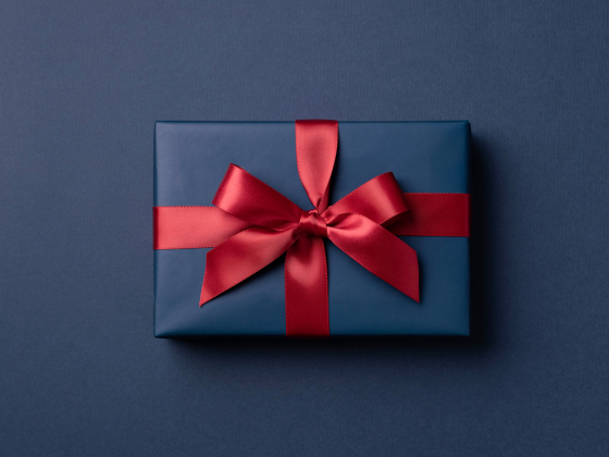 Premium-коробки для ключевых партнёров: текстиль + гаджет + сладости в единой палитре