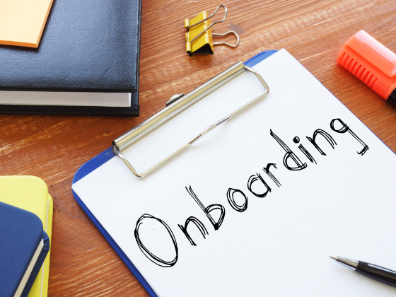 Январский onboarding-kit 2026: планинг года, ручка, кружка, бейдж, тент-календарь