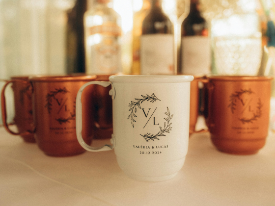 Кружки с инициалами для мужской команды: персонализация без пафоса