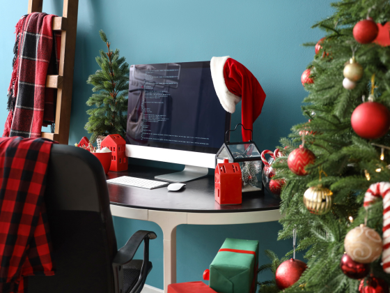 Бренд-декор для офиса и ресепшн: гирлянды, таблички, мини-ёлки и стойки для подарков