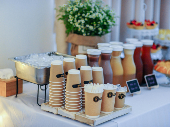 Кофе-бар на корпоративе: брендированные кружки, термосы и сет для горячих напитков